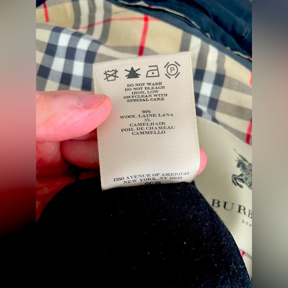 Stylish Burberry long trench coat with removable liner. - Picture 16 of 16